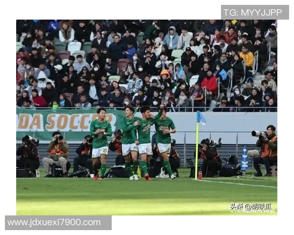 日本足球球星再创佳绩连续破门引爆球迷激情与赛场热潮