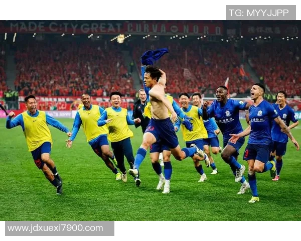 足球球星进球后激情庆祝以磕头动作表达敬意与感恩 足球球星进球后激情庆祝以磕头动作表达敬意与感恩